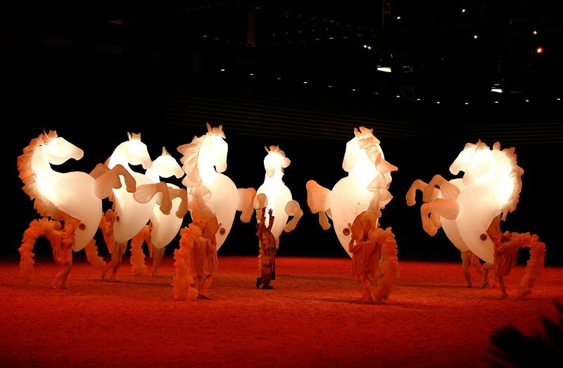 Parade FierS à Cheval – Ouverture – Cie des Quidams © Henry-Moreigne(1)